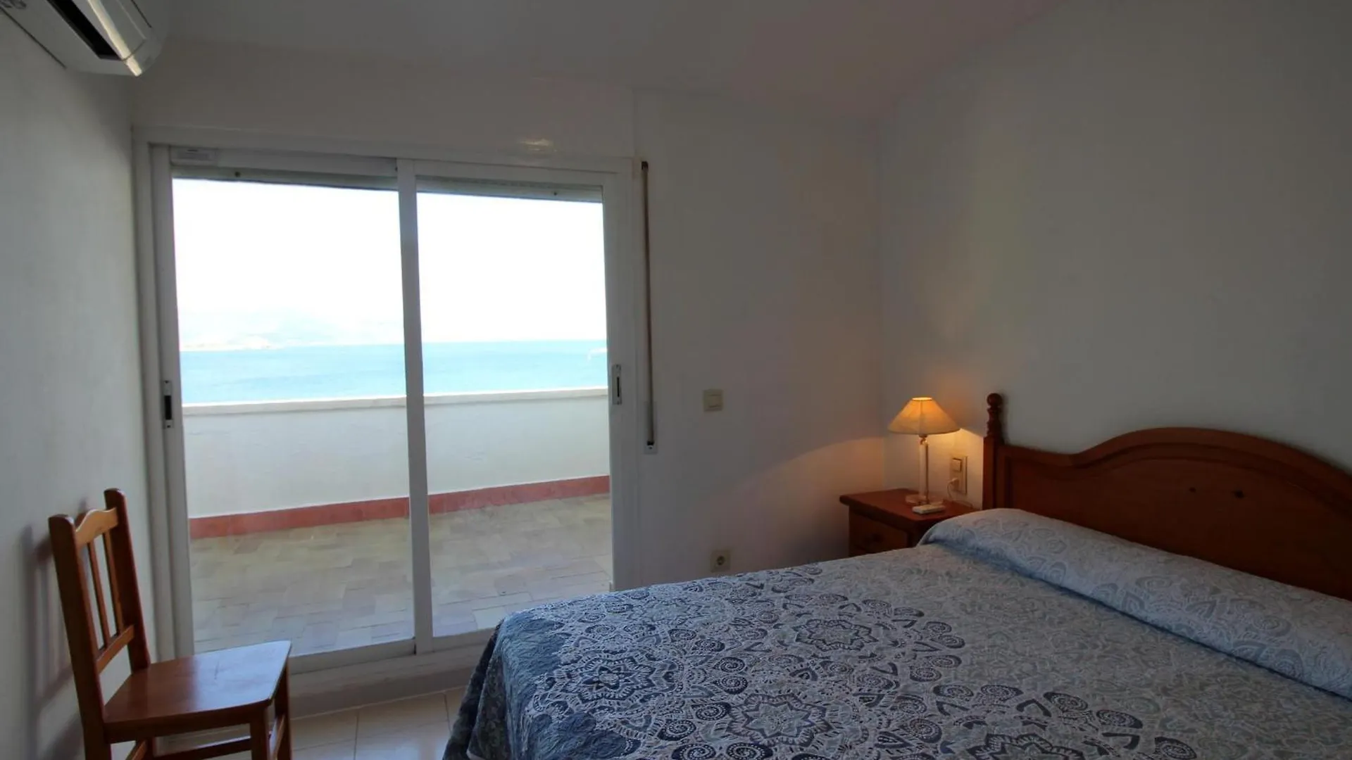 Apartment Llanca 11 Atic - Atico En Primera Linea De Mar, Gran Terraza Y Piscina Comunitaria - Es-228-60